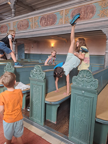 Kinder eignen sich den Raum an, in dem sie ausprobieren, was man in der Kirche alles machen kann