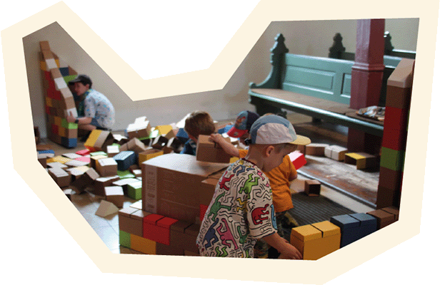 spielende Kinder in der Kirche