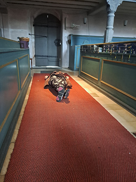 Mal mit einem anderen Blick auf den Kirchenraum sehen … und dabei Neues entdecken. Auch das wollen wir mit der Kinderkathedrale.