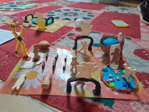 Kirchenbänke auf der einen Seite, Pool mit Rutsche auf der anderen