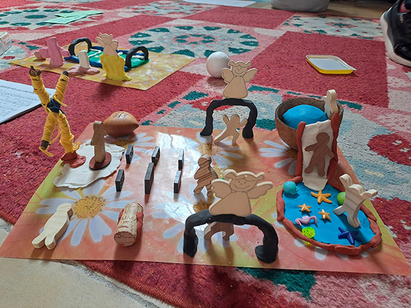 Kirchenbänke auf der einen Seite, Pool mit Rutsche auf der anderen