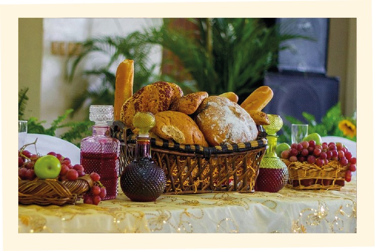 gedeckter Tisch mit Brot und Traubensaft