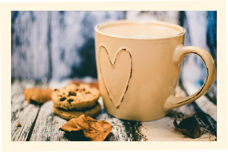 Elterncafe: Tasse Kaffee mit Keks