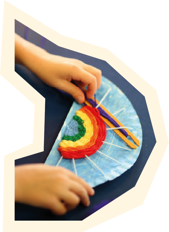 Kinderhände, die einen Regenbogen weben