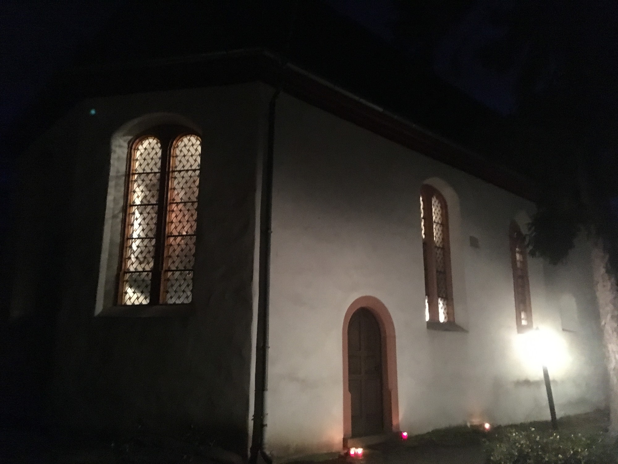 erleuchtete Kirche in der Nacht